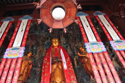 Guanyin statue at the northern entrance. Shan Cai is at her side. Sculptures representing the 53 teachers of his life are above.