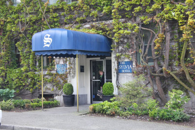 W.P. White, a Seattle architect, designed the building as the Sylvia Court Apartments. In 1936 it was converted into a hotel.