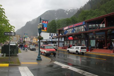 Franklin Street, where the cruise ship docks are, with the Alaska Shirt Company in the background.