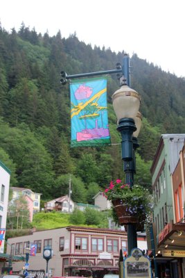 Many beautiful tapestries decorate the lamp posts in Juneau, such as this one with cruise ships.