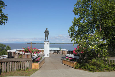 Statue of Captain Cook at Resolution Park.