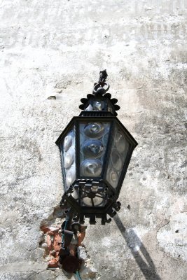 Lamp in front of the entrance to Bran Castle.