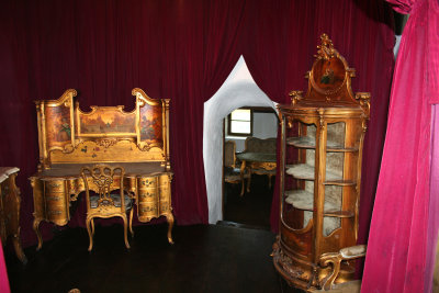 Nice makeup table and furnishings for Queen Marie!