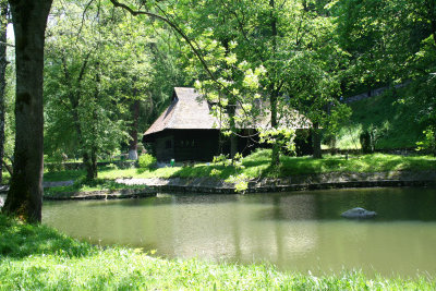 To the north of the castle is an open-air Village Museum adjoining a pond.