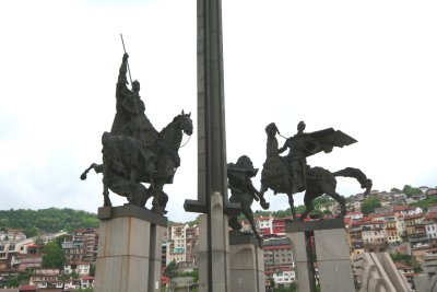 The Monument of the Assens commemorates the 800th anniversary of Tarnovo as capital.
