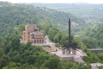 Closer view of the State Art Museum and the Monument of the Assens.