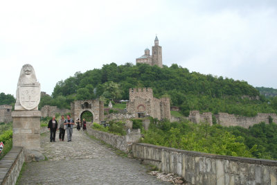 Walking up a medieval pathway to the Church of the Blessed Saviour and the Tsarevets Fortress.