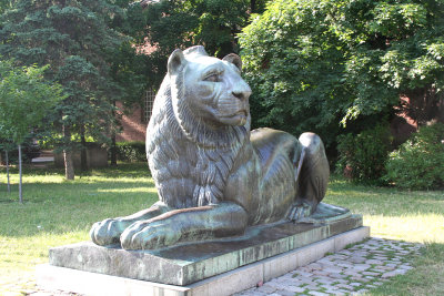 Lion sculpture next to the Monument of the Unkown Soldier.