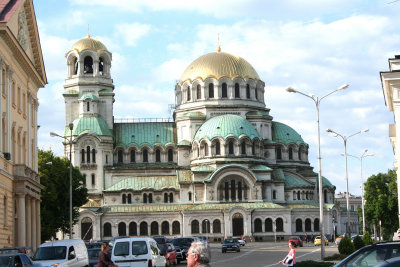 An even closer side view of Alexander Nevski Cathedral.