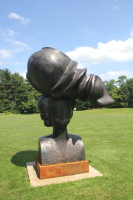 A bronze sculpture by Spanish artist Manolo Valdés entitled Regina I (2005).