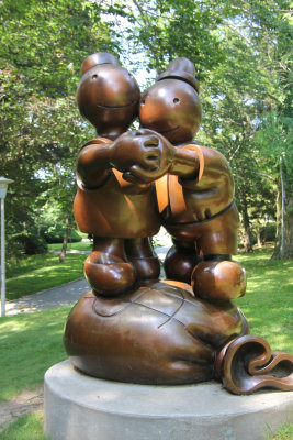 A bronze sculpture by American sculptor Tom Otterness entitled Free Money (2001).