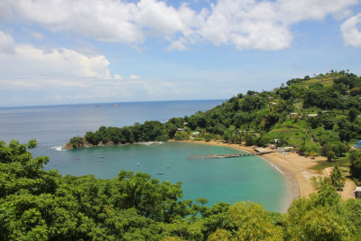 Large rocks off the beach keep the bay closed off and the waters calm for swimming, while the rocks are popular for diving.