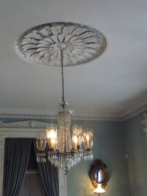 Close-up of the chandelier and of the ceiling medallion.