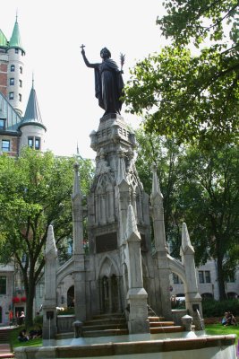 The fountain commemorates the tricentennial of the arrival of the Rcollet missionaries (1615).