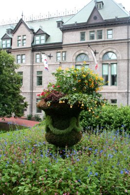 Great flower arrangement in front of Qubec's City Hall.