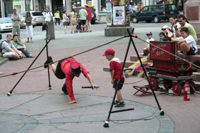 A clown act and kid at la Place de l'Htel de Ville.