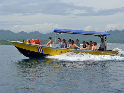Cahuita snorkel boat.jpg