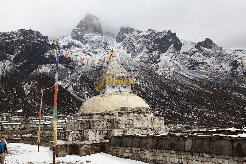 Stupa on the trail to Khunde
