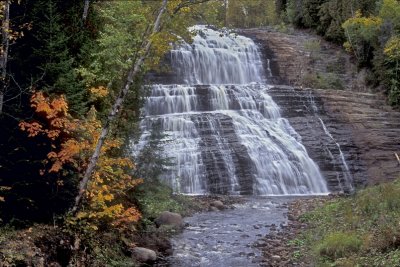 ULTIMzxPB_T0534_TOP_Autumn_and_waterfall_Chutes_Fraser_Charlevoix.jpg
