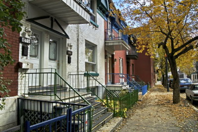 PB_DSC0366_Narrow_Street_in_Autumn_Montreal_Qc.jpg