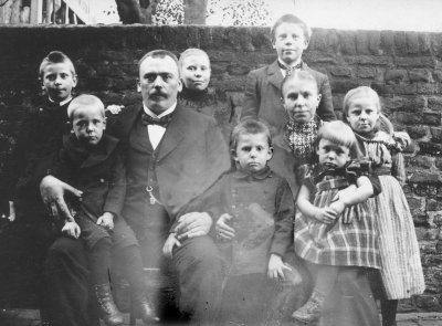 back row:  August, Anna, Webs; front row:  Henry, Gerhardt, Hermann, Oma, Al, & Mia abt. 1900