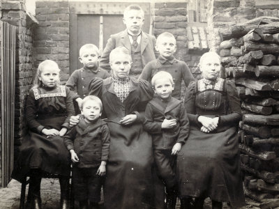 back row:  Webs;  middle row:  Hermann,  August; front row:  Mia,  Al, Oma, Henry,  Anna abt. 1902