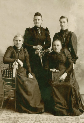 Henriette (Eckei/Eckey) Wick & her sister (?Mary Eckei Krueger?) with 2 of her daughters.jpg