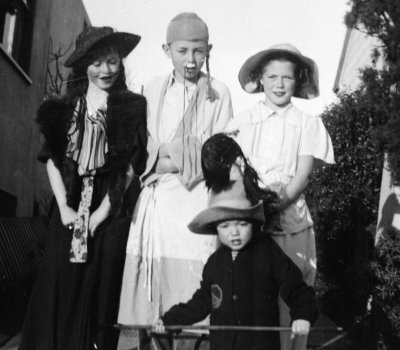 Halloween, Doris, Richard, David & ?.jpg