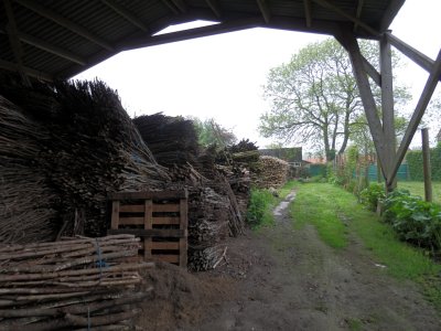 Zijn voorraad hout voor het bakken van brood op het vuur