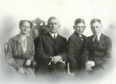 Erland - Karen Carrie (Onsum) Peterson & sons- 1910-1915