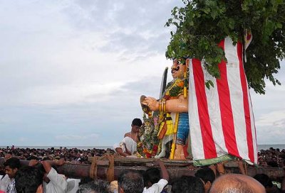 The demon Surapadman approachesLord Subramanyam [Murugan]. Skanda Sashti at Tiruchendur.