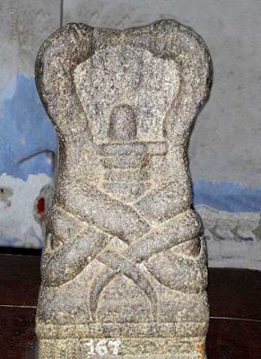 Naga stone. Two snakes facing each other over a Shiva-lingam. Museum of the Padmanabapuram Palace, Tamil Nadu. http://www.blurb.