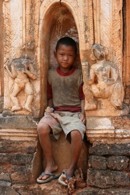 Enfant  la pagode d'Alaungsitthou