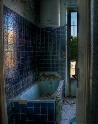 salle-de-bain-abandonee.jpg