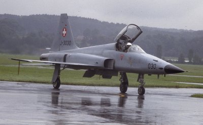 DUB 1982 F5E J3030B.jpg