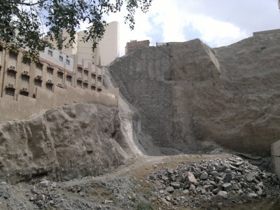 Calon hotel baru - membongkar bukit batu