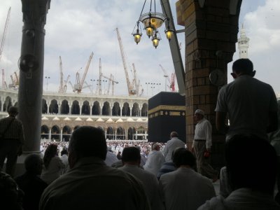 Crane perluasan masjid yg terus bekerja siang malam
