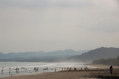 Pantai yg landai dan perbukitan sekitar