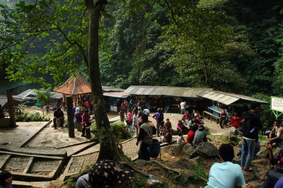 banyak warung dan tentunya pengunjung