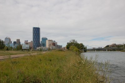 sungai di tengah kota dekat Fort Calgary