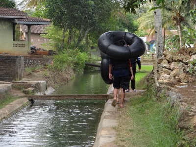 melewati kanal irigasi