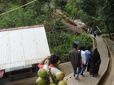 Desa Naga terletak di bawah lembah nan asri