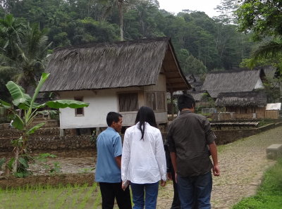 tour guide menjelaskan sejarah