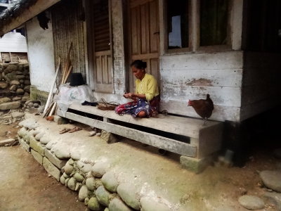 seorang ibu menganyam kerajinan bambu