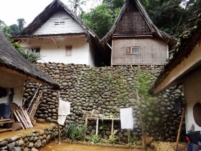 jarak antar rumah cukup rapat