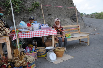 Penduduk korban Merapi berdagang menunggu kunjungan turis Merapi