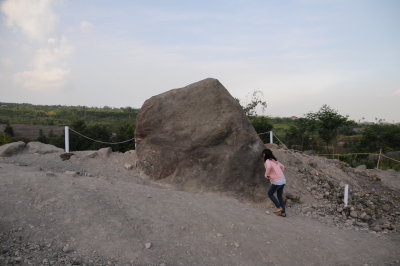 Namanya Batu Alien. batu besar yg meluncur dr atas gunung Merapi