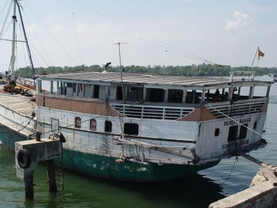 Kapal Kayu Sulawesi sandar di Lhoktuan