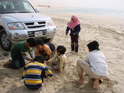 children play the sand