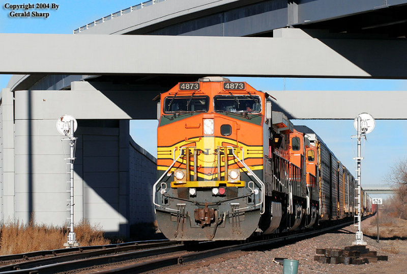 bnsf4873west_at_west_barr.jpg